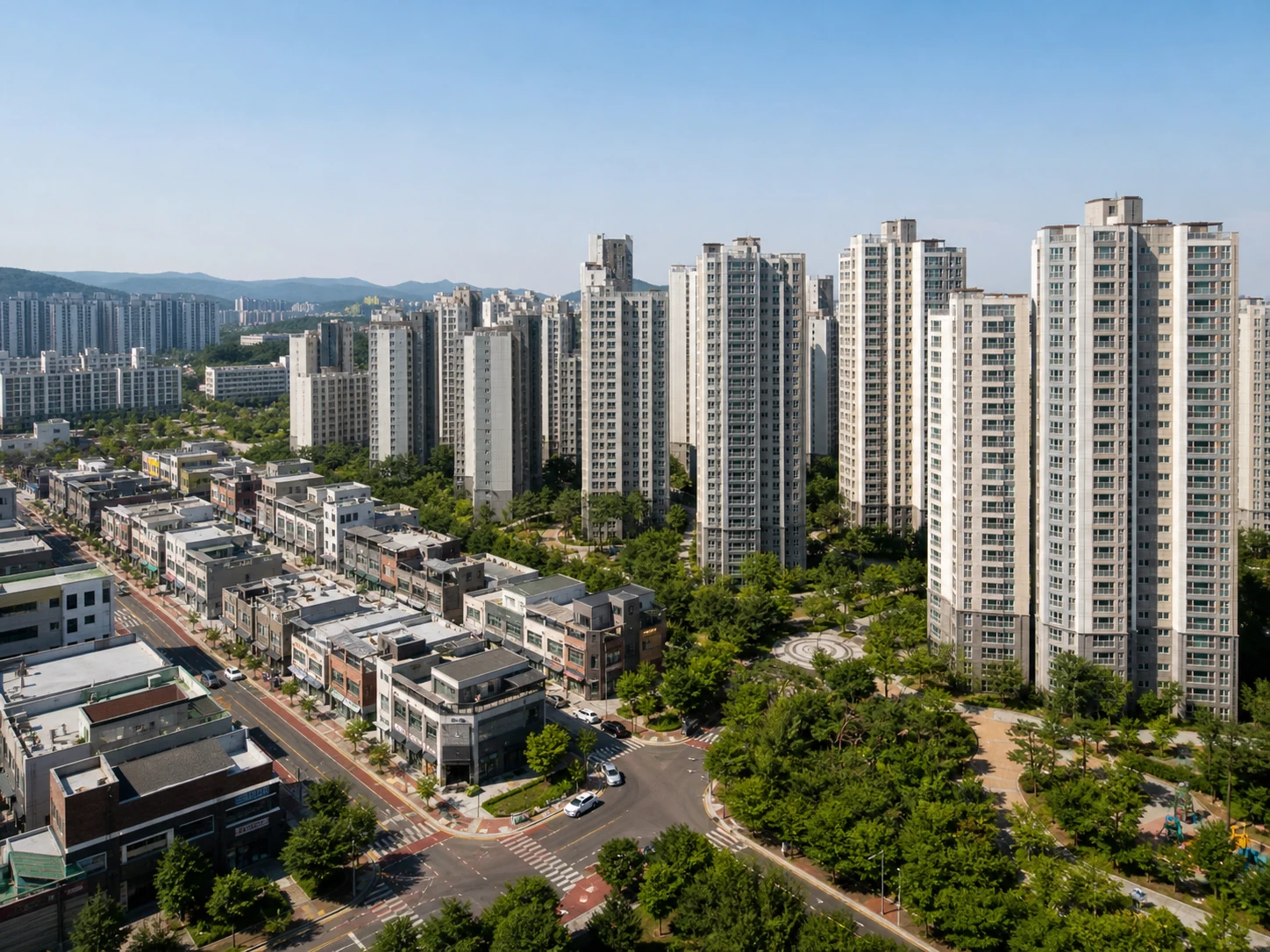 아파트 단지와 인접한 근린상권이 함께 보이는 항공 뷰
